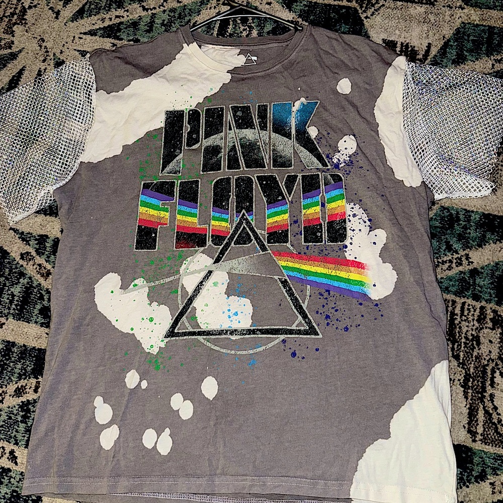 SUPER CUTE PINK FLOYD GRAPHIC T-SHIRT!